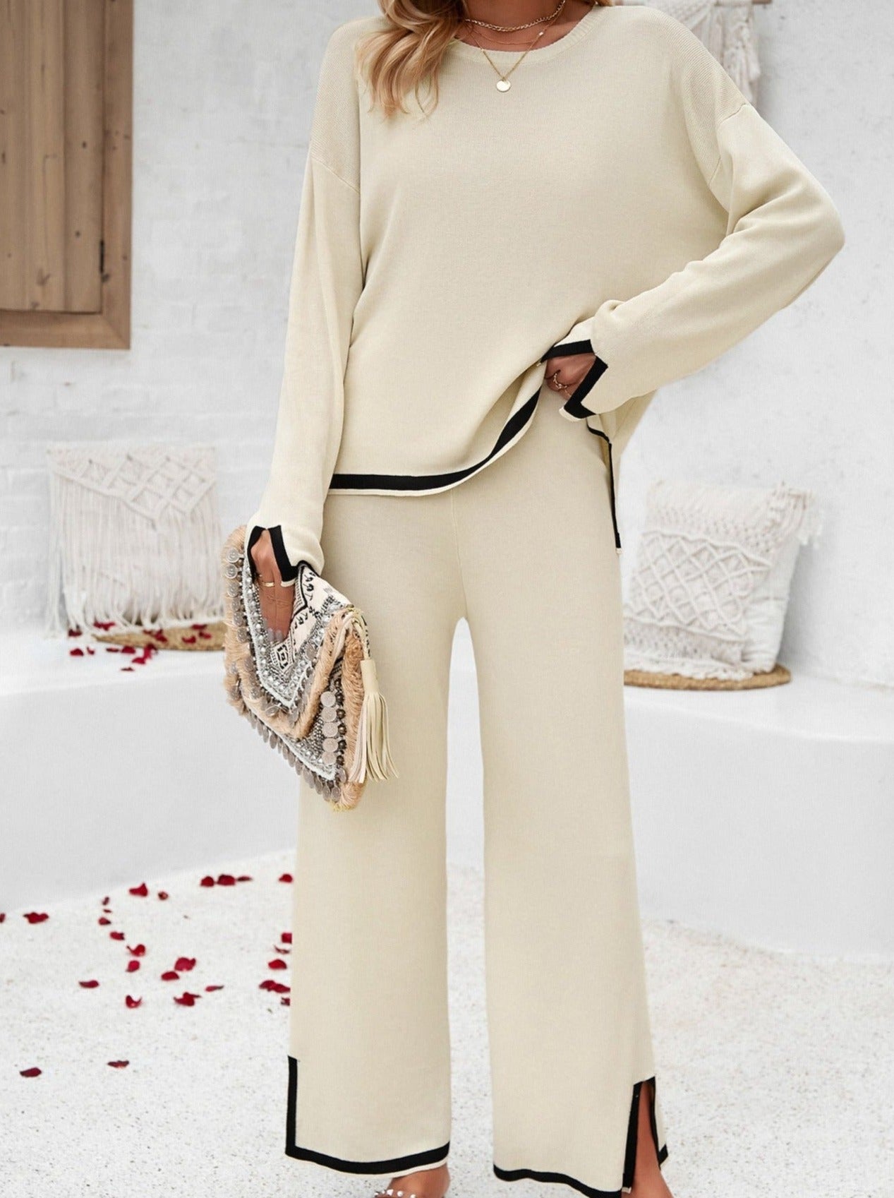 Hvid strikket langærmet skjorte og jakkesæt med små slidser med lange bukser 