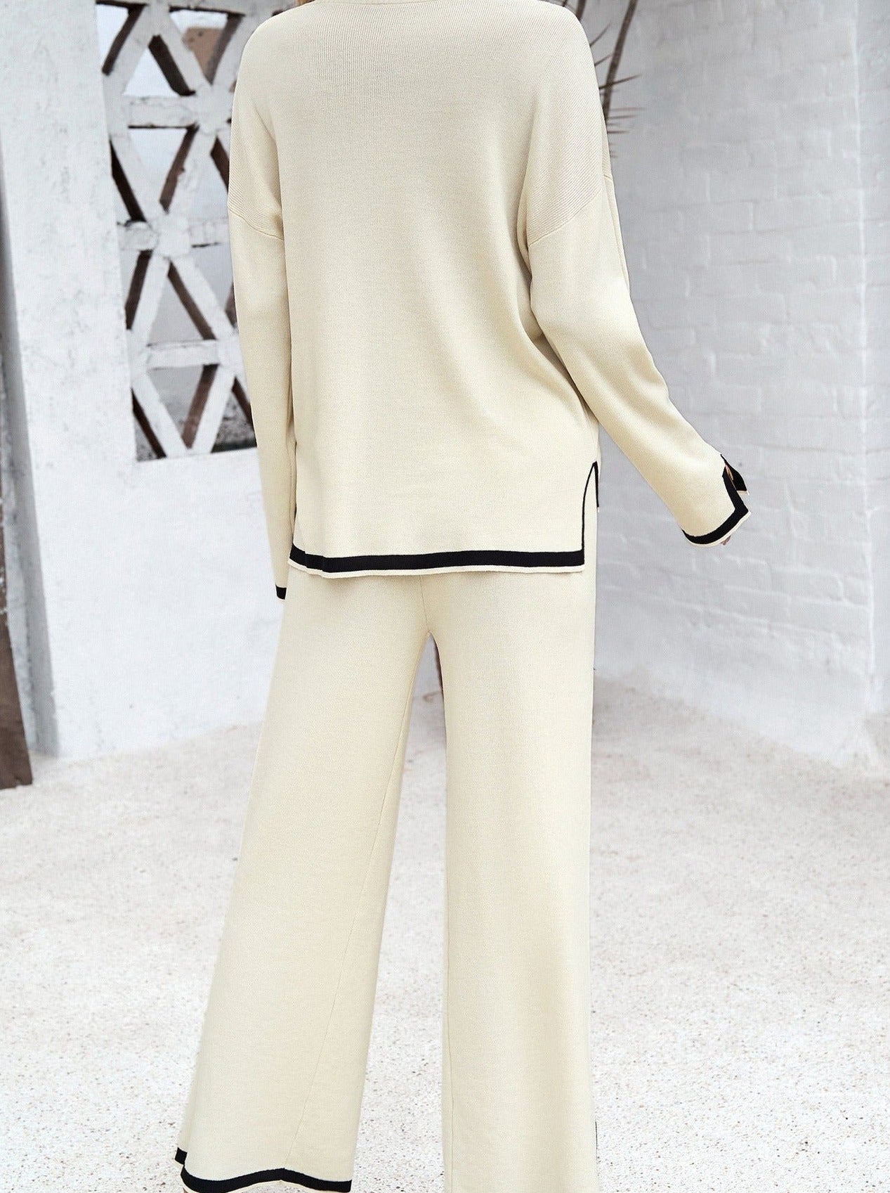 Hvid strikket langærmet skjorte og jakkesæt med små slidser med lange bukser 