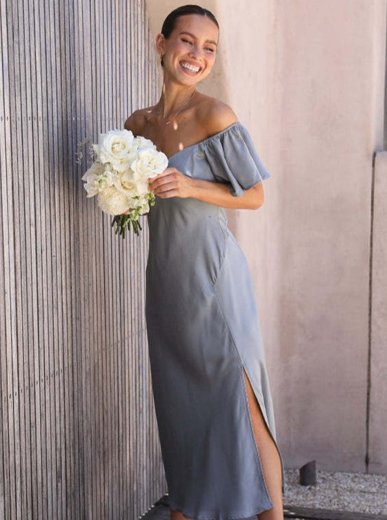 Elegant ensfarvet kortærmet kjole med V-hals 