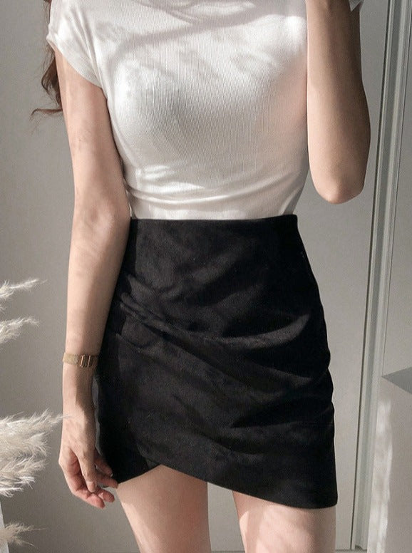 Sort kort nederdel med uregelmæssig lynlås 