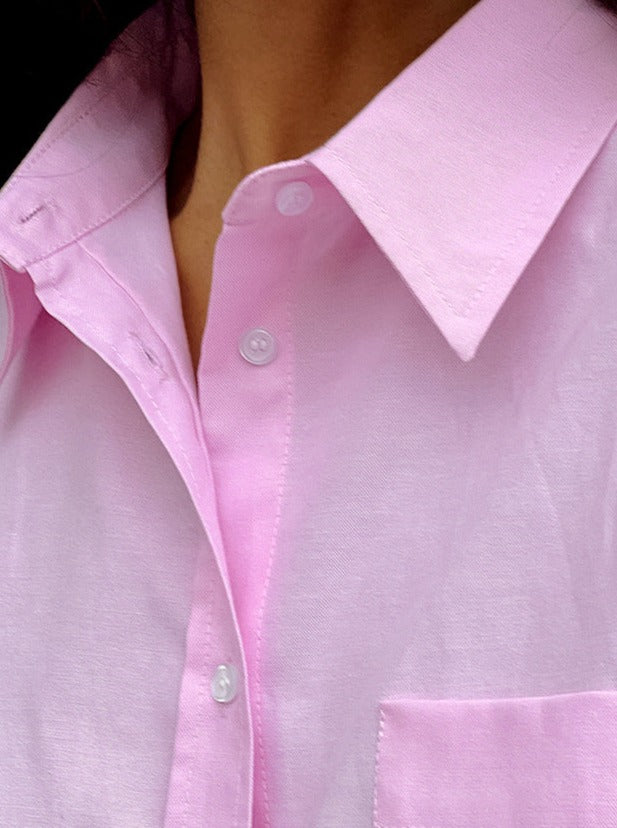 Ensfarvet langærmet skjorte med løs krave 