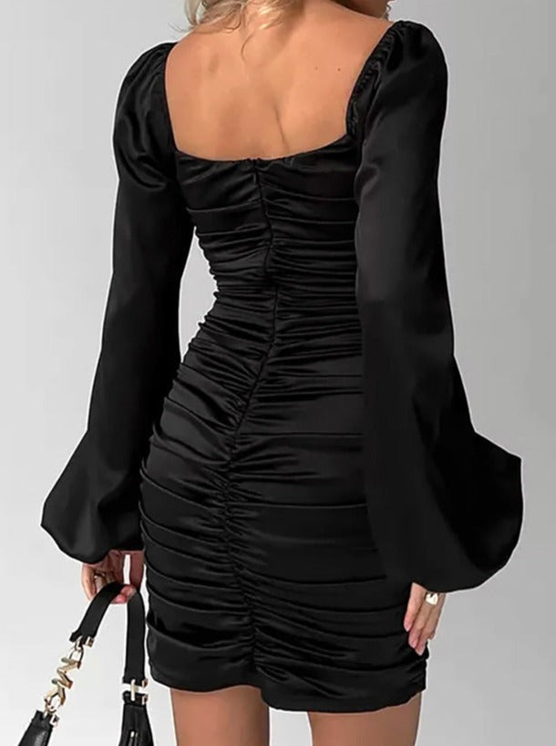 Firkantet hals klokkeærmet plisseret sort kjole 