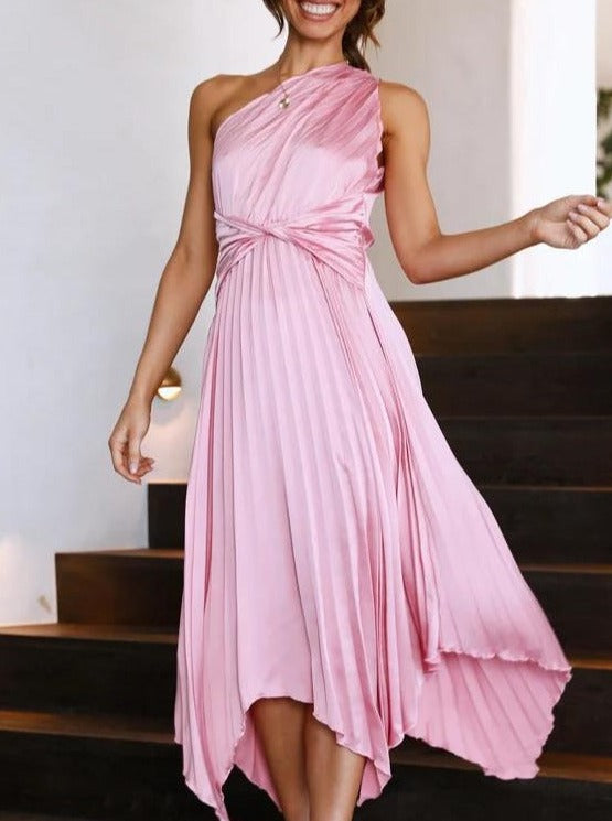 Ensfarvet en-skulder plisseret asymmetrisk kjole 