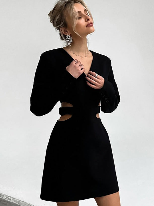 Elegant sort langærmet minikjole med V-udskæring i taljen 