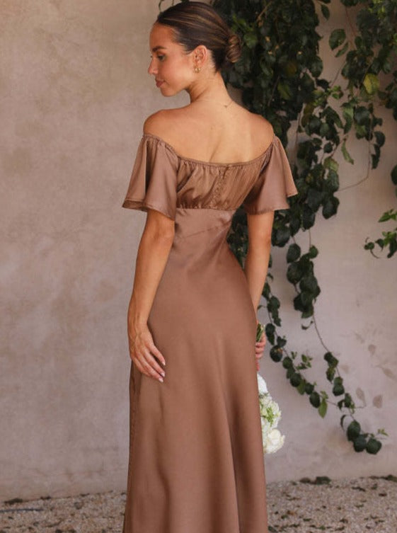 Elegant ensfarvet kortærmet kjole med V-hals 