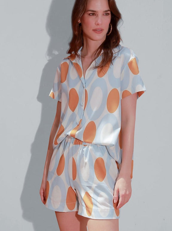 Afslappet kortærmet pyjamassæt med print med prikker 