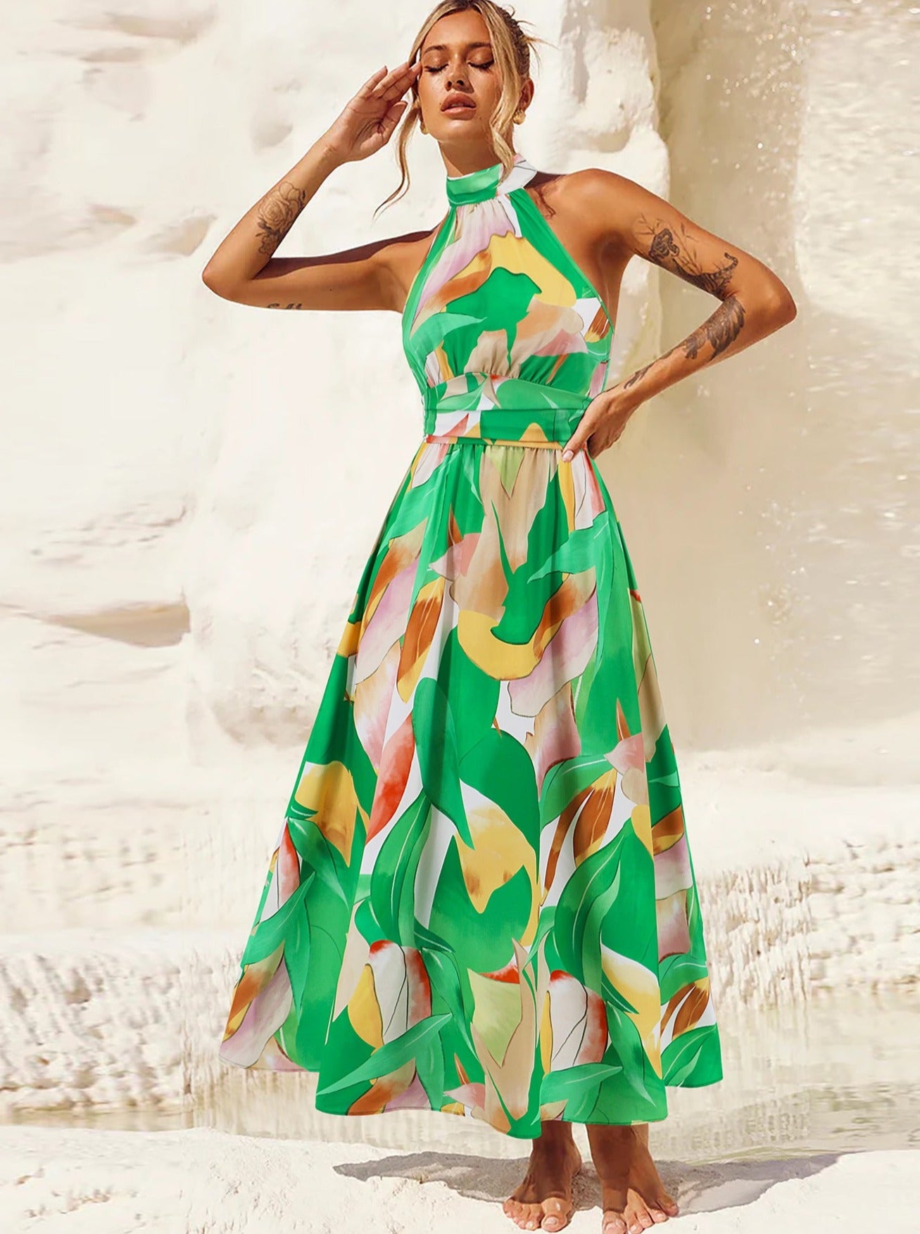 Elegant solkjole uden ærmer med tropisk tryk 