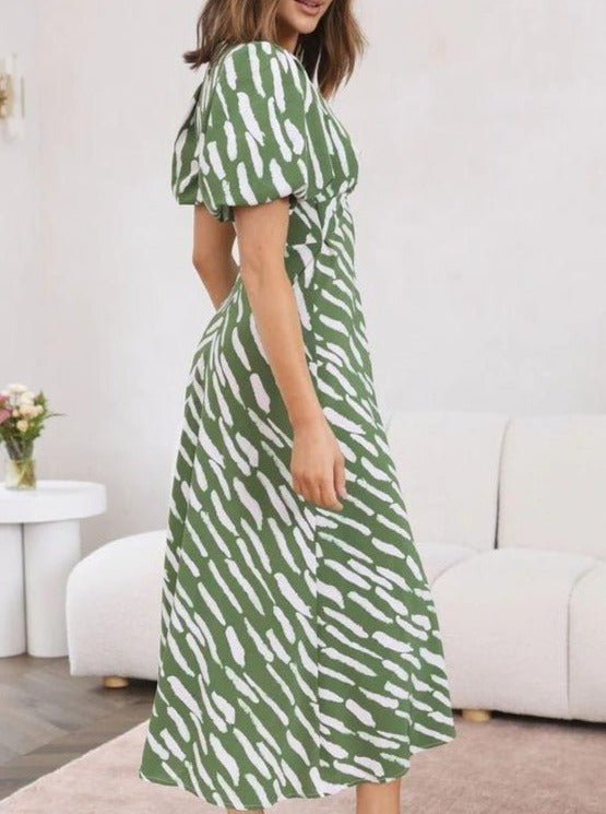 Elegant kjole med hul foran stribet print 