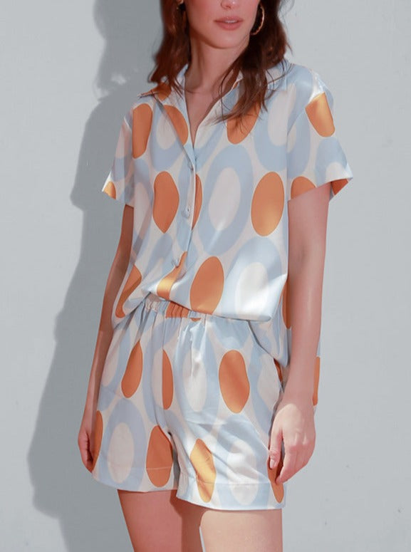 Afslappet kortærmet pyjamassæt med print med prikker 